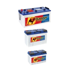 Tre BANNER Energy Bull 12V batterier med blå topp, vit kropp, bull logo och olika storlekar.